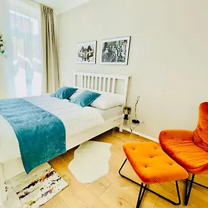 Colorful & Quiet In Beautiful Viennese Building Apartament Wiedeń